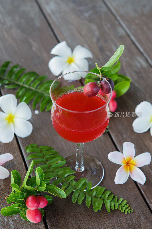 红色果汁古泰国名卡隆达或卡隆达(Carissa Carandas L.)，泰国草药汁。